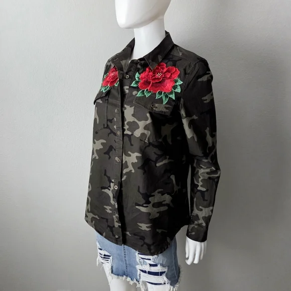 Love Tree Camo Long Sleeve Button Down W/ Red Roses & Pockets, Size Small - Picture 7 of 14